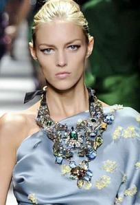 Patricia Villeroy inagura no Jornal O Expresso a sua coluna de moda. Eis suas primeiras palavras sobre acessórios: Um lenço, um cinto bem escolhido e a bolsa certa transformam uma roupa. No entanto, uma roupa bonita pode ser arrasada por acessórios que nada tem a ver.