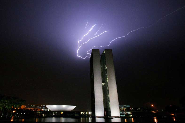 A foto de Dida Sampaio, Repórter-fotográfico do Estadão, Sucursal Brasília, publicada na capa de O Estado de São Paulo, no dia 7 de março, e no blog http://blog.estadao.com.br/blog/blogdafoto foi profética e vale mais que uma discussão de dedos sujos.