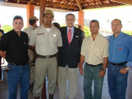 Eder Fior, presidente da Câmara Municipal; cap. Gama, novo comandante da PM; o prefeito Humberto Santa Cruz; Afonso Alves Teixeira, do CONSEG; e Jair Francisco, presidente da Acelem.