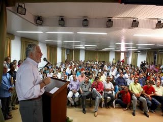 Jaques Wagner inaugura obras e discursa