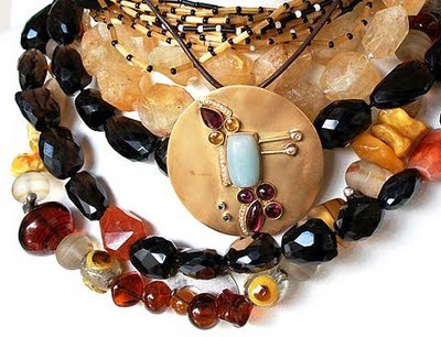 Esculturas em pedrarias e ouro