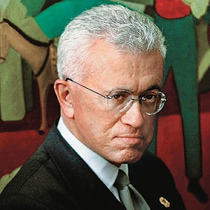 Roberto Mangabeira Unger e seu sotaque anglo-germânico.