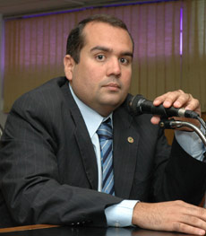 O líder da oposição está indignado com Wagner