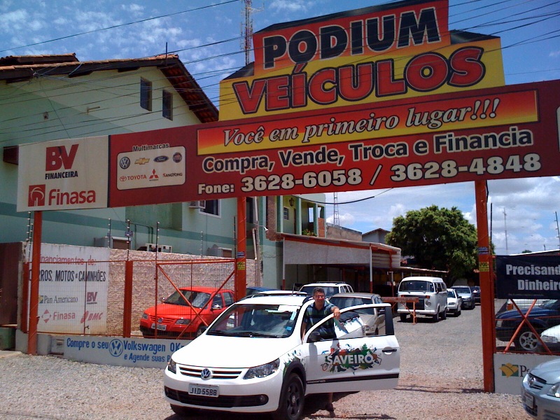 O empresário Chiquinho, da Podium Veículos, está apresentando a nova Saveiro para Luís Eduardo. A Podium tem parceria firmada com a Saga Veículos, de Brasília, para vender carros Volkswagen 0 KM em Luís Eduardo.s