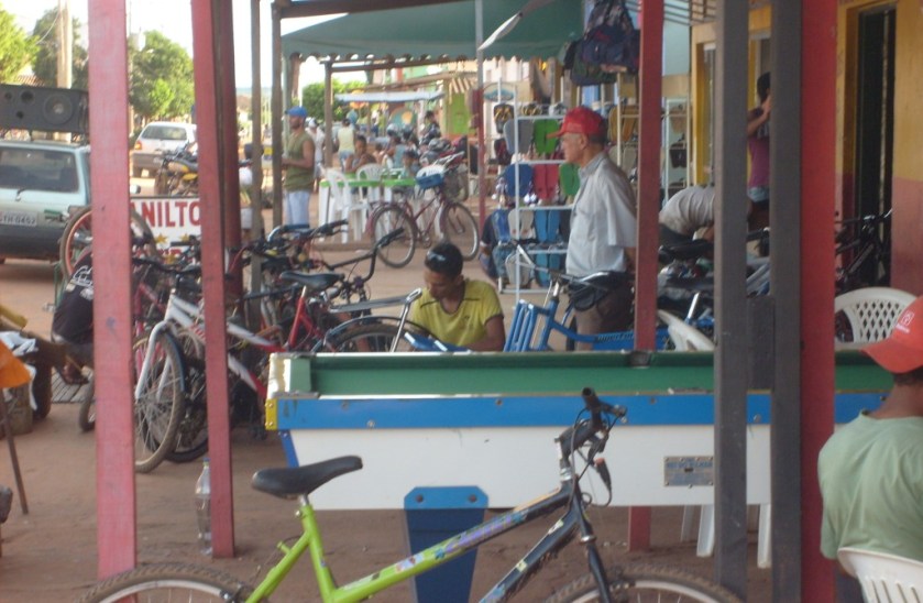 Bicicletaria, mesa de snooker, tudo é feito no passeio