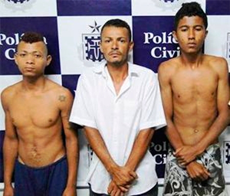 As feras: deveriam ser expostos em zoológico.