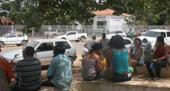 Foto de Miriam Hermes, do jornal A Tarde. Em frente à Prefeitura, funcionários esperam o pagamento dos salários