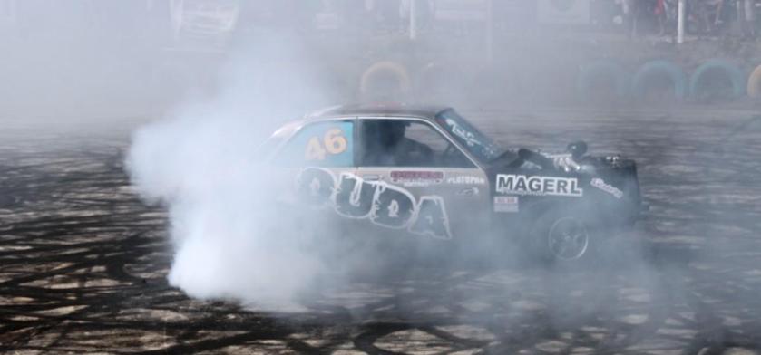 Por vezes, a fumaça é tanta que encobre carro e piloto