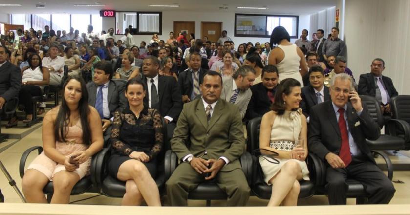 Antes do início da cerimônia, Humberto Santa Cruz e esposa e Domingos Carlos Alves, com a família