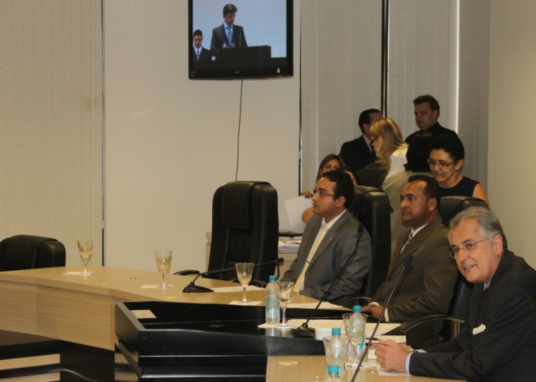 Humberto ouve com atenção a alocução do juiz Pedro Godinho