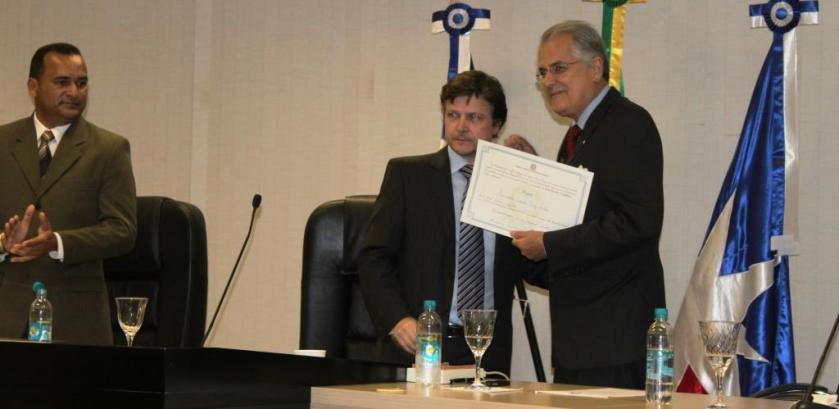Humberto mostra o diploma para o plenário