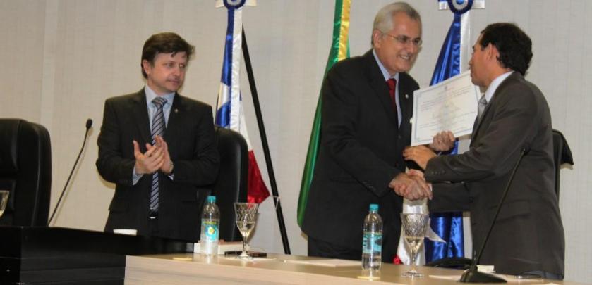 Humberto é parabenizado pelo juiz titular da Vara Crime, Claudemir da Silva Pereira