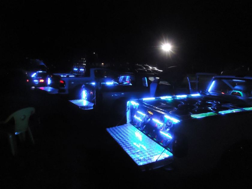 Som automotivo, à noite, uma festa de luz e cores. Foto de Gilberto Margel