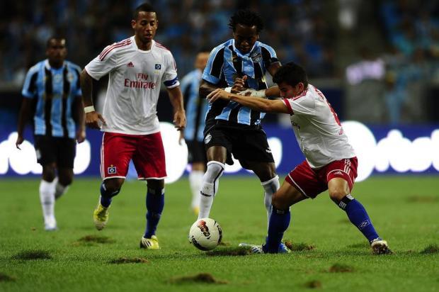 O gramado da Arena tricolor, soltando as leivas.