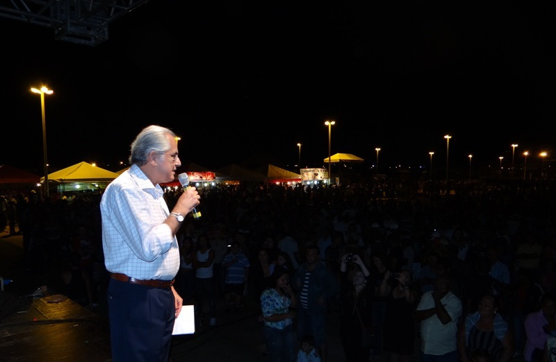 Humberto inaugura praça: transformação da cidade continua