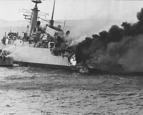 Uma corveta inglesa afunda atingida por um míssil argentino