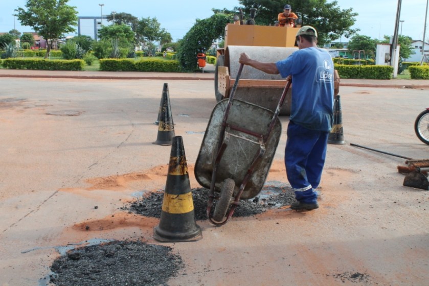 Operação tapa-buracos no bairro Santa Cruz. Foto Leandro Abreu - ASCOM-LEM