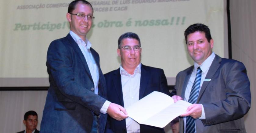 Uendel Hillebrand, diretor da Solyda; Chiquinho, vice-presidente e Carlinhos Piorezan assinam doação de terreno na Cidade do Automóvel para a ACELEM.