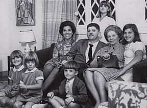 Rubens Paiva com a mãe, a mulher e os filhos