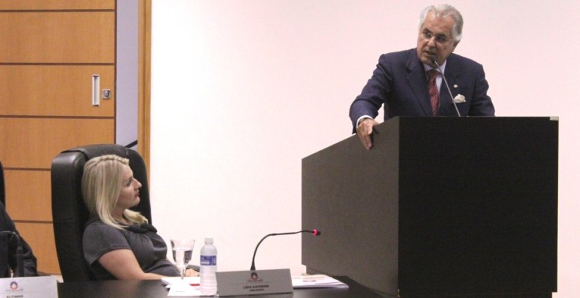 Katerine Rios: prestando atenção ao discurso do Prefeito, do qual deve ser a principal opositora