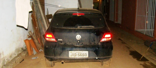 O carro roubado, encontrado na garagem da vítima.