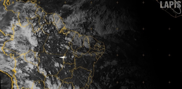 imagem-de-satelite-de-quinta-feira-14-mostra-ponto-iluminado-entre-estados-do-mato-grosso-e-tocantins-que-seria-o-meteoro-que-atingiu-a-russia-1360986013696_615x300