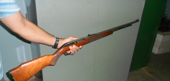 A arma encontrada na propriedade de Amarildo
