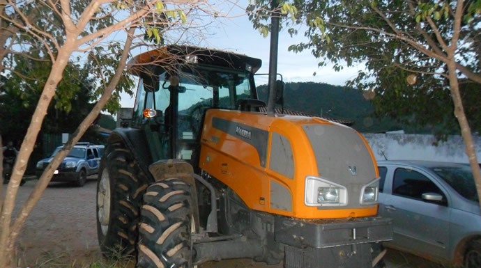 O trator roubado há 2 meses foi encontrado na fazenda de Catolândia
