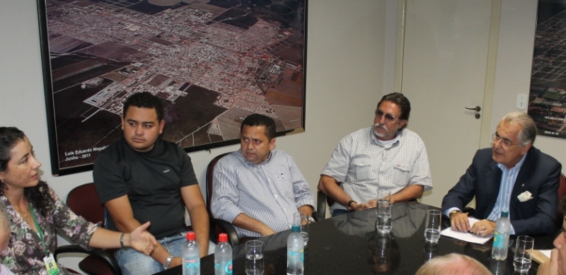 Fernanda, os vereadores Vôga Pelissari e Jarbas Rocha, Vanderley Ferreira e Humberto.