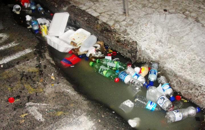 lixo no esgoto