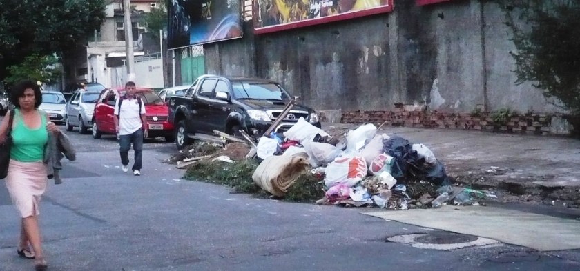 ACM deveria aprender com Porto Alegre. Se o contribuinte coloca o lixo na rua por uma prazo maior que 1 hora do horário agendado para o recolhimento, o condomínio ou residência são multados
