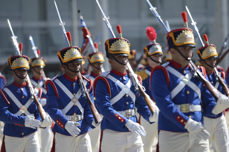 Enquanto isso, ao lado, a Pátria Mãe tão distraída, alheia às tenebrosas manobras da Câmara, troca a bandeira da Esplanada.
