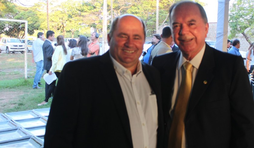 Júlio Busato e o deputado João Leão. "Se tudo der certo, vamos trazer R$240 milhões de verba para melhorias rodoviárias de Barreiras e Luís Eduardo", afirmou Leão.