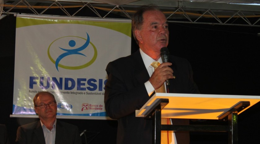 Leão discursa, elogiando os homenageados do evento, os agricultores que doaram quase mil  toneladas de grãos para o SOS seca.