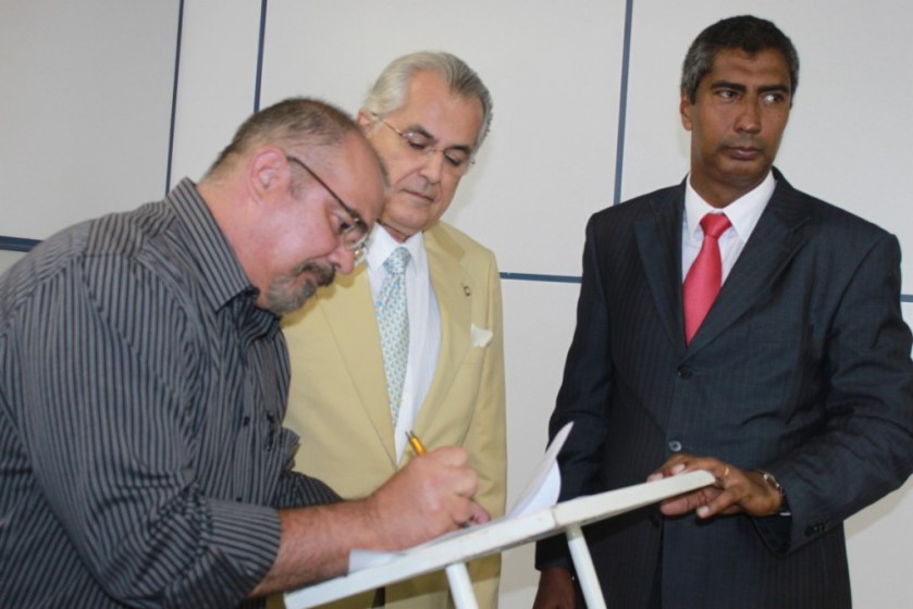 O secretário de Administração e Finanças, Sérgio Verri, assina, com o Prefeito e o Secretário, o convênio de instalação do PROCON.