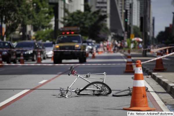 o local do acidente e a bicicleta da vítima