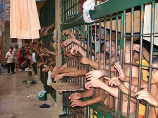 A foto é de uma cadeia pública do Ceará, onde, ao que parece, 