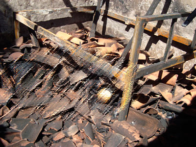 Os corpos carbonizados foram encontrados sobre os escombros da casa.