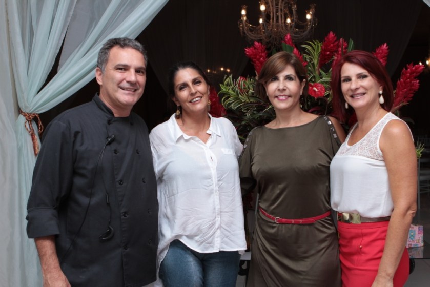 Na foto, o chef Olavo Nascimento, a designer de moda Patrícia Villeroy, a empresária Telma de Oliveira Gomes e a patronesse Lúcia Helena Capeletto Francisco. Fotos de Neiva Sehn.