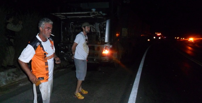 O motorista da carreta - em primeiro plano - afirmou não entender como o motociclista perdeu o controle do seu veículo.