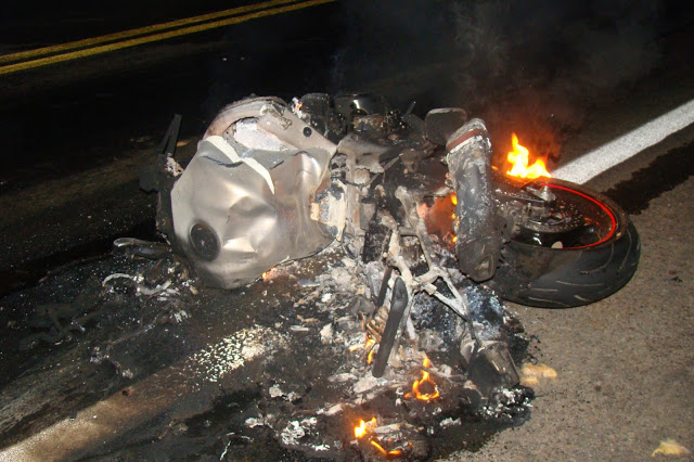 A moto potente incendiou-se com a violência do choque e após ser arrastada por mais de 50 metros