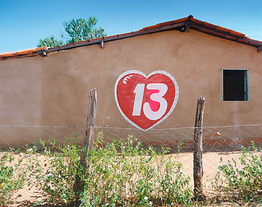 A batalha eleitoral continua casa por casa. Quem permitir escrever o número 13 dentro do coração, logotipo do PP, ganha um prêmio.