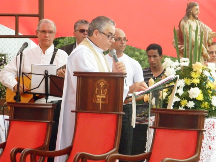 Padre Raimundo em ato religioso recente