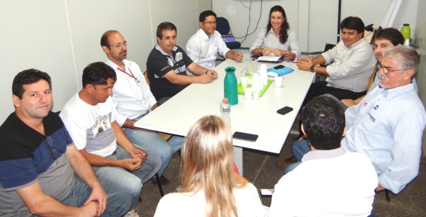 Reunião com empresários, sobre destino dos pneus inservíveis. Foto Raphaela Fernanda