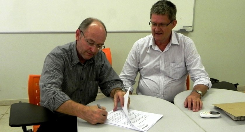 Assinatura do convênio. Presidente do Sindicato Rural, Vanir Kölln e Harry van der Vliet, coordenador da Solidaridad-Brasil.