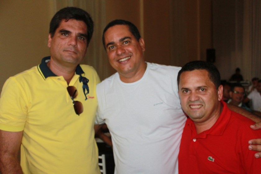 No centro, o delegado Leonardo de Almeida Mendes Júnior; à esquerda, seu cunhado, visitante na cidade; à direita, o vereador Jarbas Rocha.