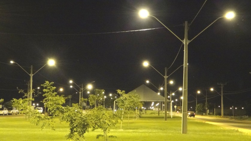 A iluminação nas principais avendias da cidade é reforço na segurança pública. Foto Leandro Abreu (1)