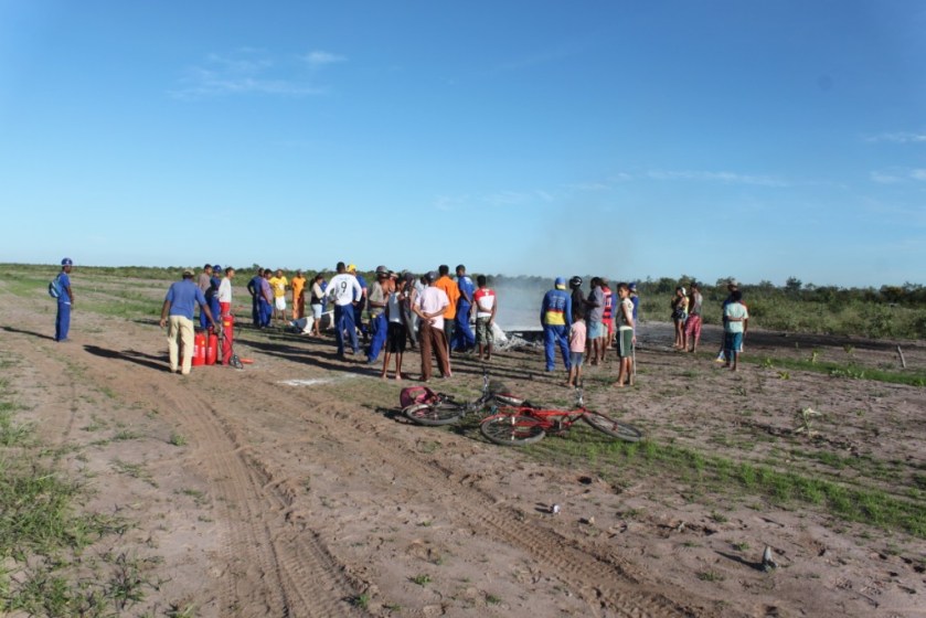 Populares e pessoal dos hangares tentaram apagar o fogo da aeronave