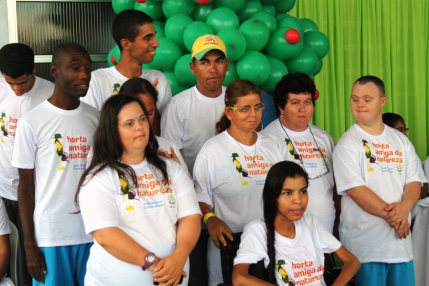 Os responsáveis pelo cultivo posam para a foto histórica