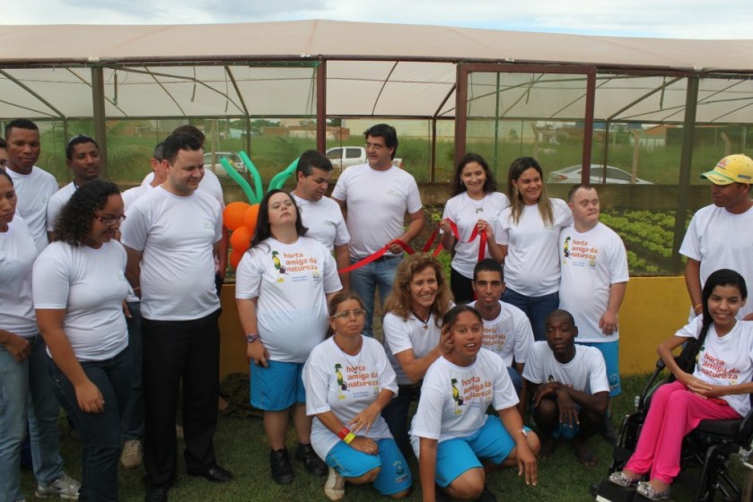 Carminha Missio, a presidente da APAE e o representante da Louis Dreyfuss posam na hora do corte da fita inaugural